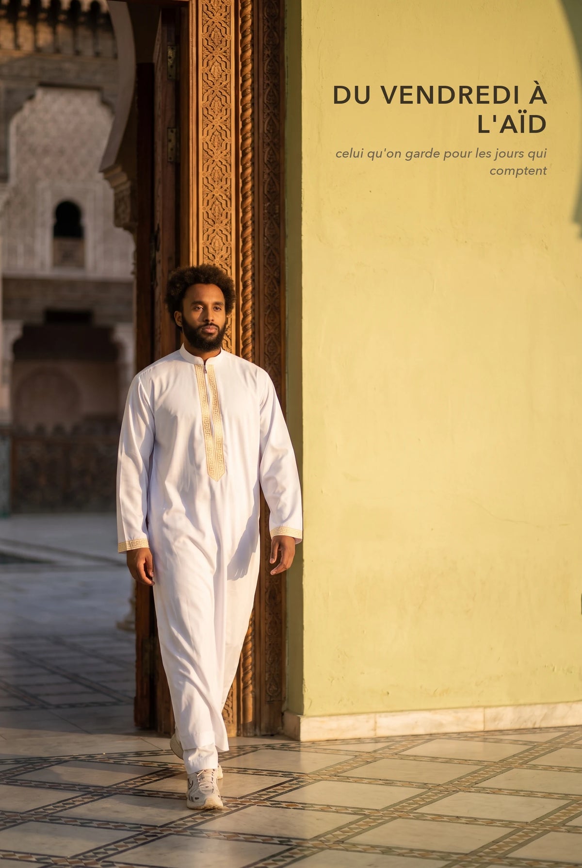 Qamis Mehdi blanc porté à la sortie de la mosquée, du vendredi à l'Aïd
