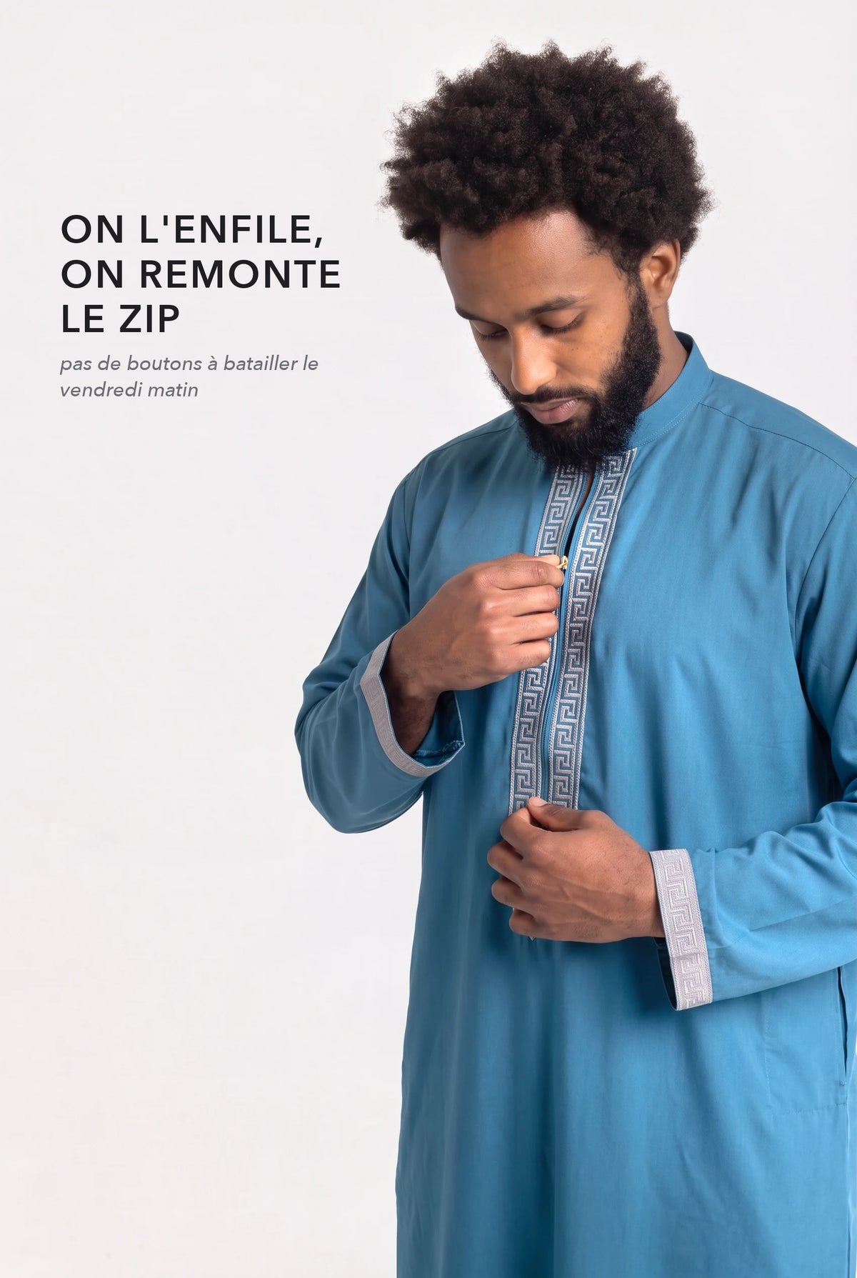 Fermeture zippée du qamis Mehdi bleu canard, sous le plastron brodé argent