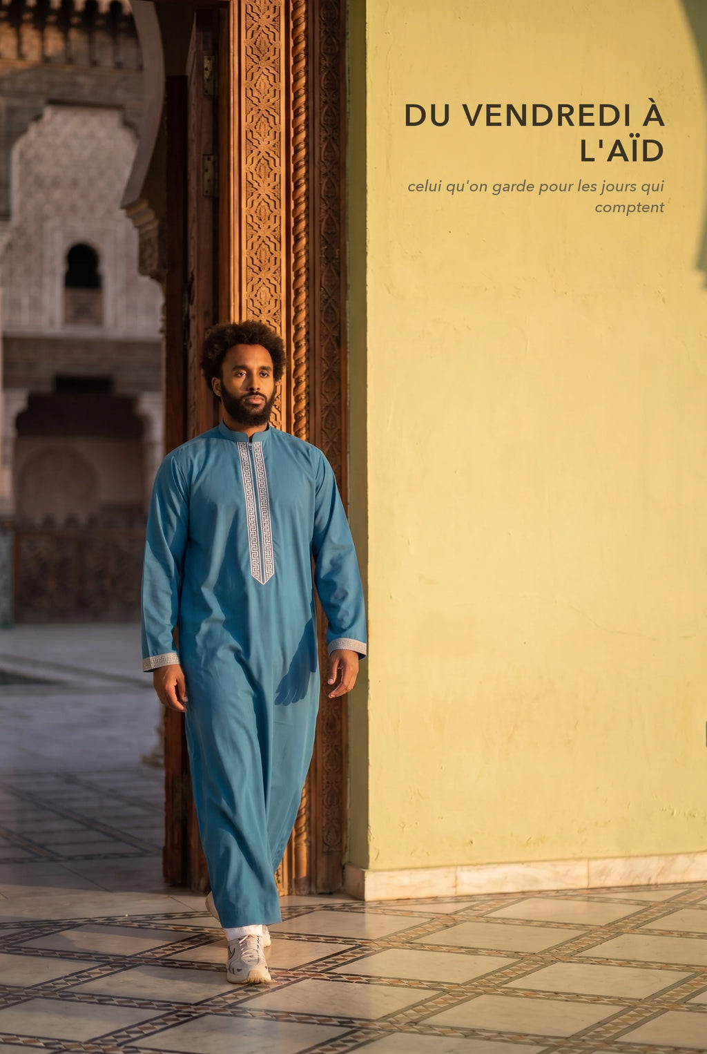 Qamis Mehdi bleu canard porté à la sortie de la mosquée, du vendredi à l'Aïd