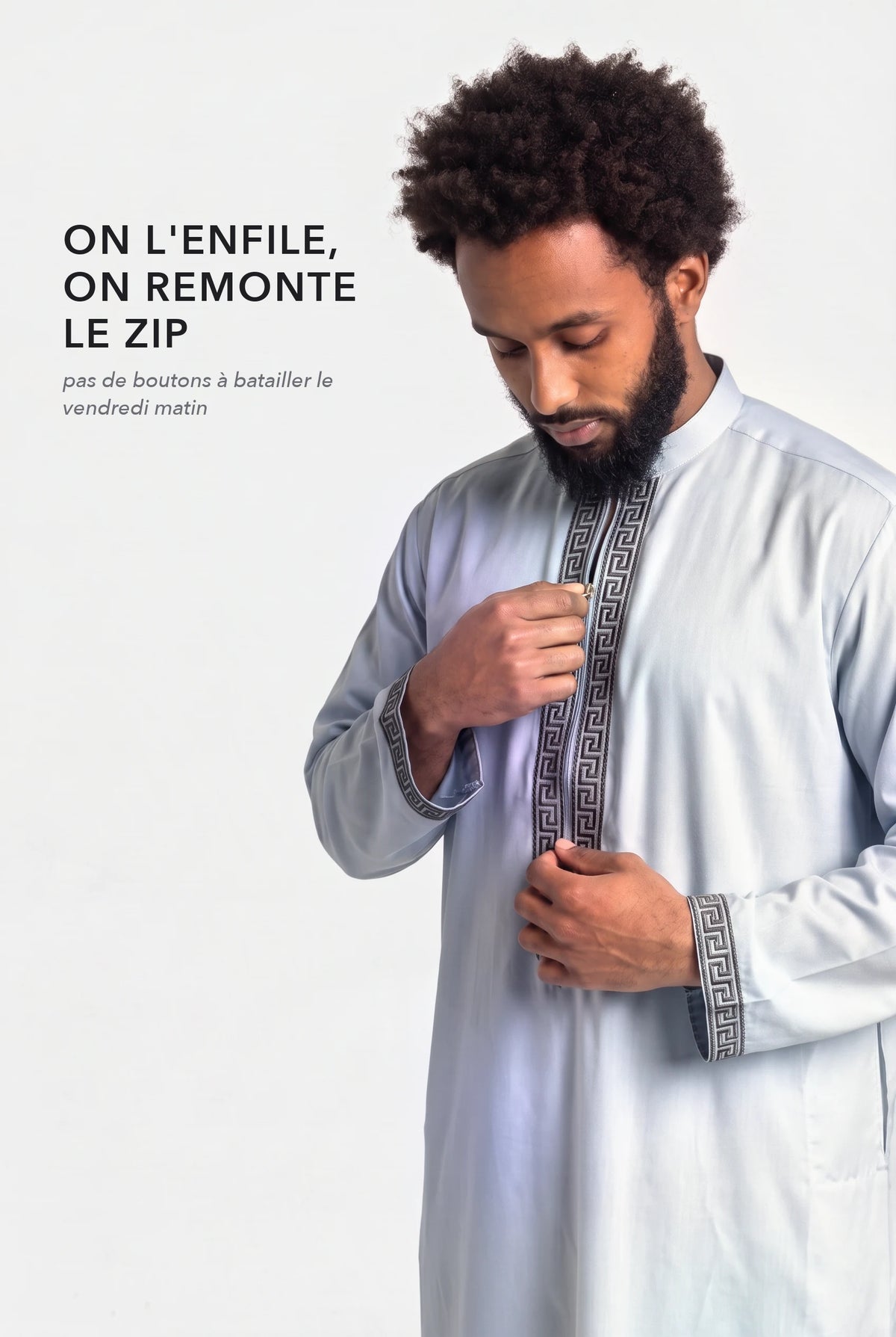Fermeture zippée du qamis Mehdi gris, sous le plastron brodé noir