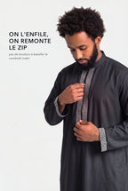 Fermeture zippée du qamis Mehdi noir, sous le plastron brodé argent