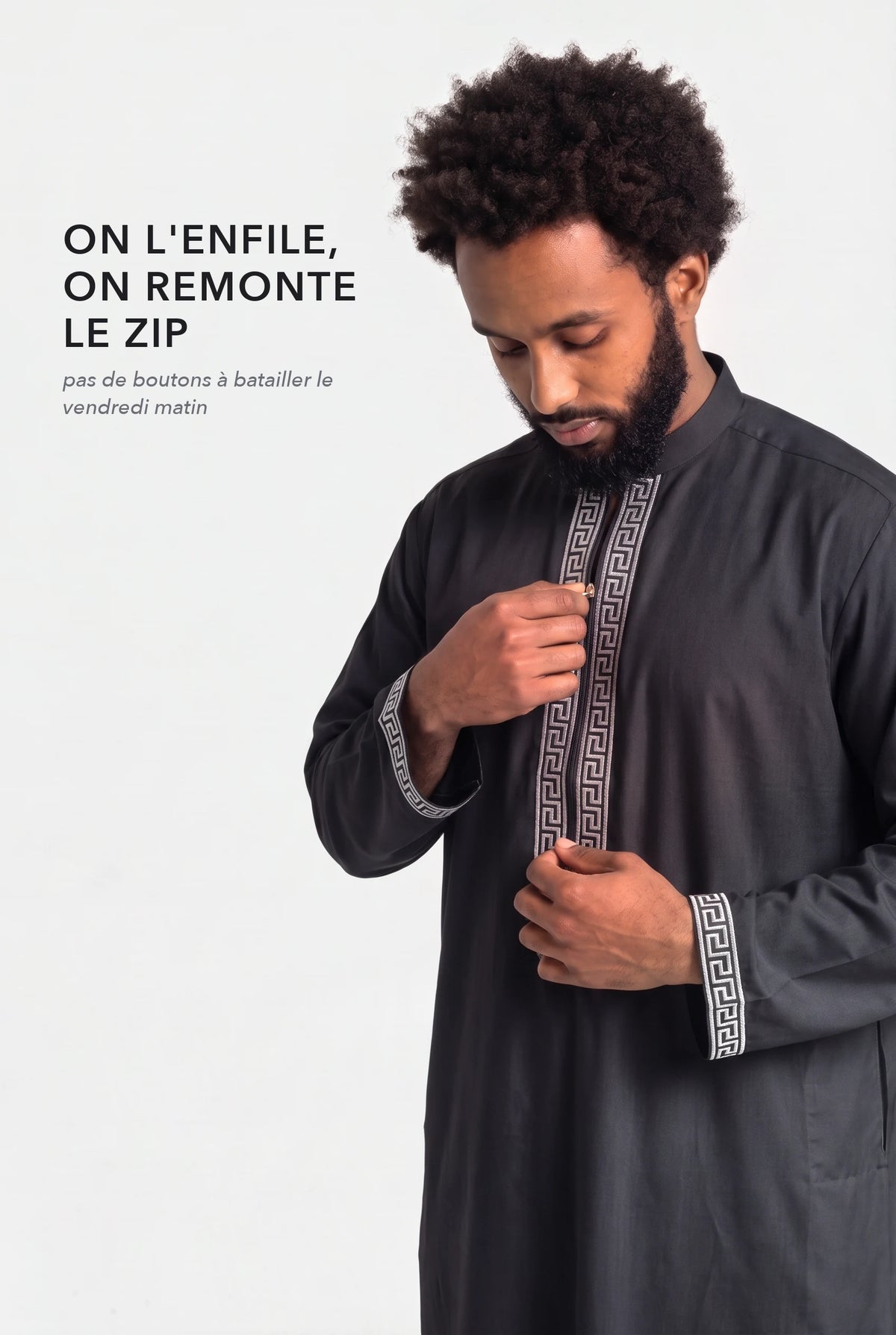 Fermeture zippée du qamis Mehdi noir, sous le plastron brodé argent