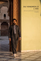 Qamis Mehdi noir porté à la sortie de la mosquée, du vendredi à l'Aïd