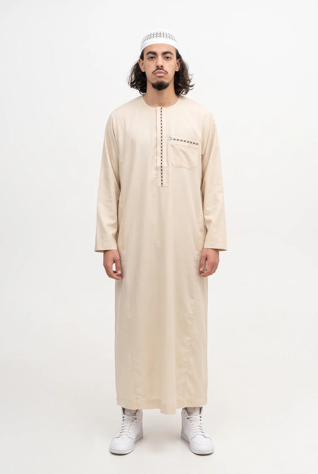 Qamis moderne beige Harun porté, manches longues, vue de face