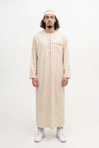 Qamis moderne beige Harun porté, manches longues, vue de face