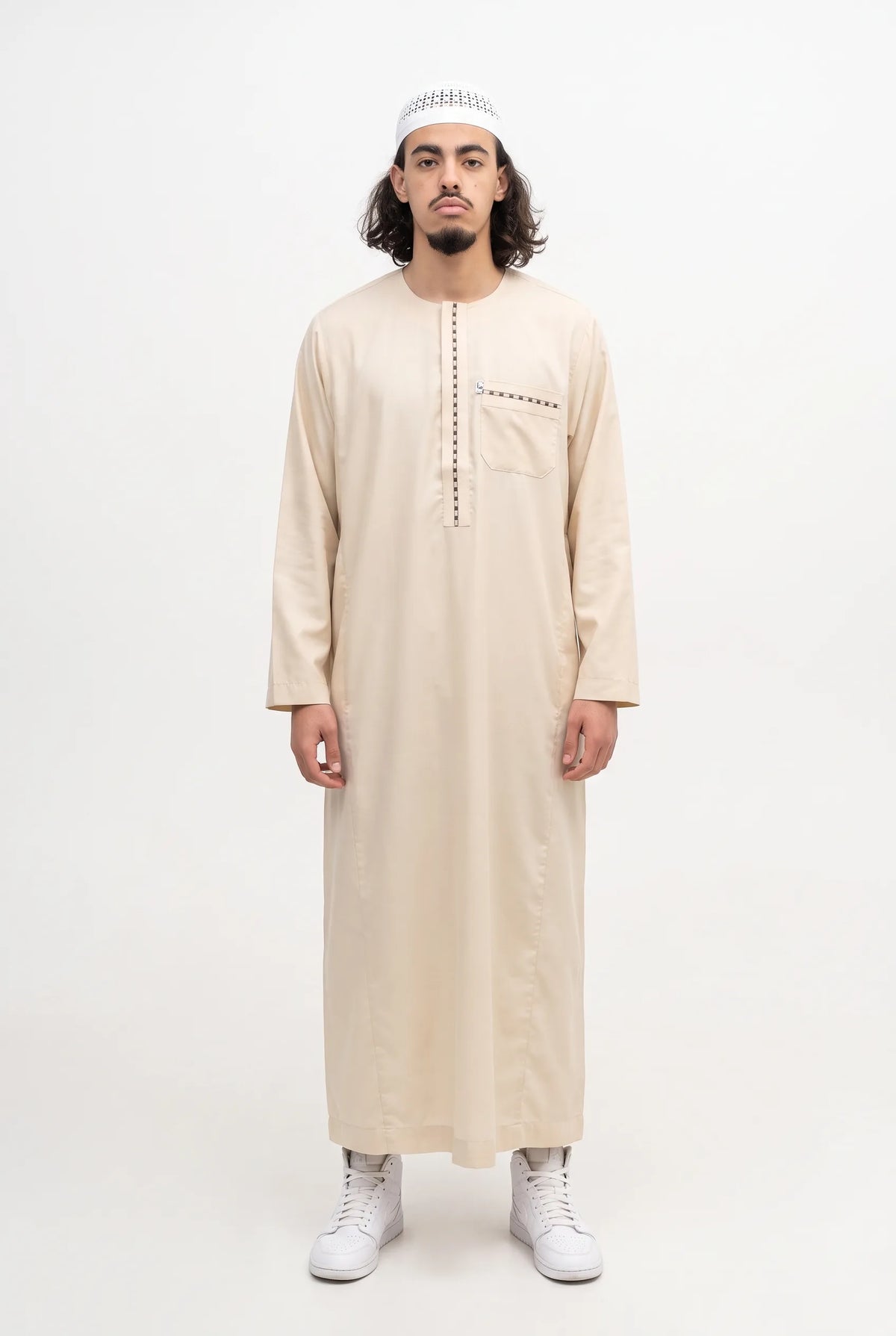 Qamis moderne beige Harun porté, manches longues, vue de face