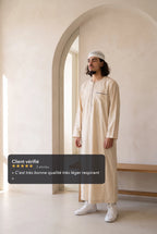 Qamis moderne beige Harun porté en situation
