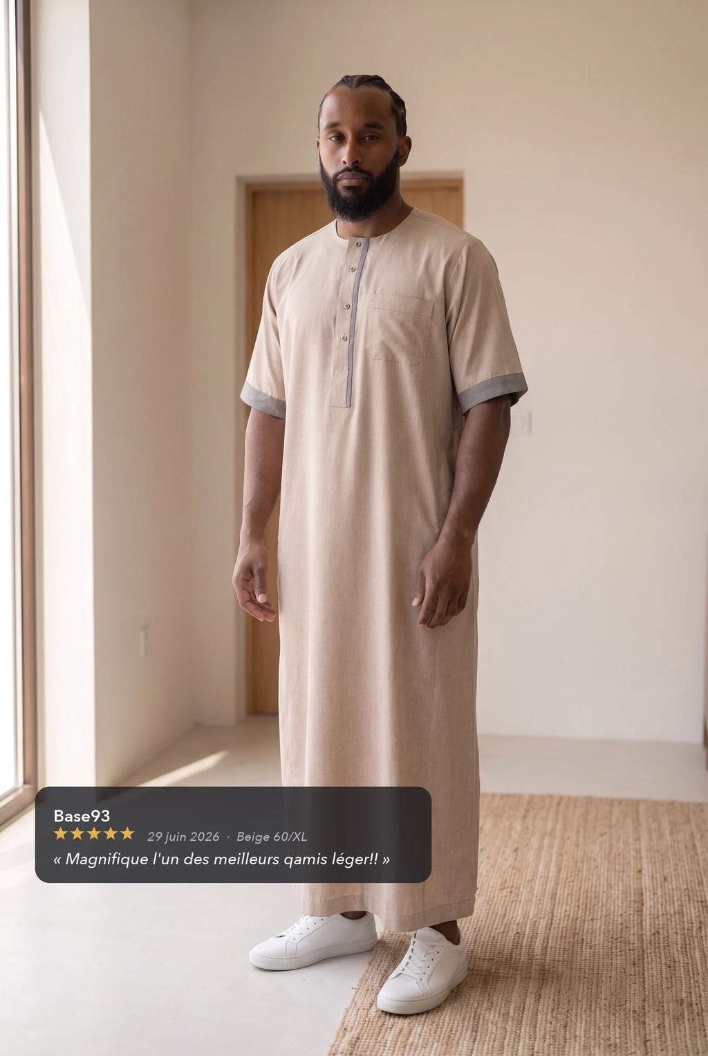 Qamis Issa beige porté en intérieur, avec l'avis cinq étoiles d'un client