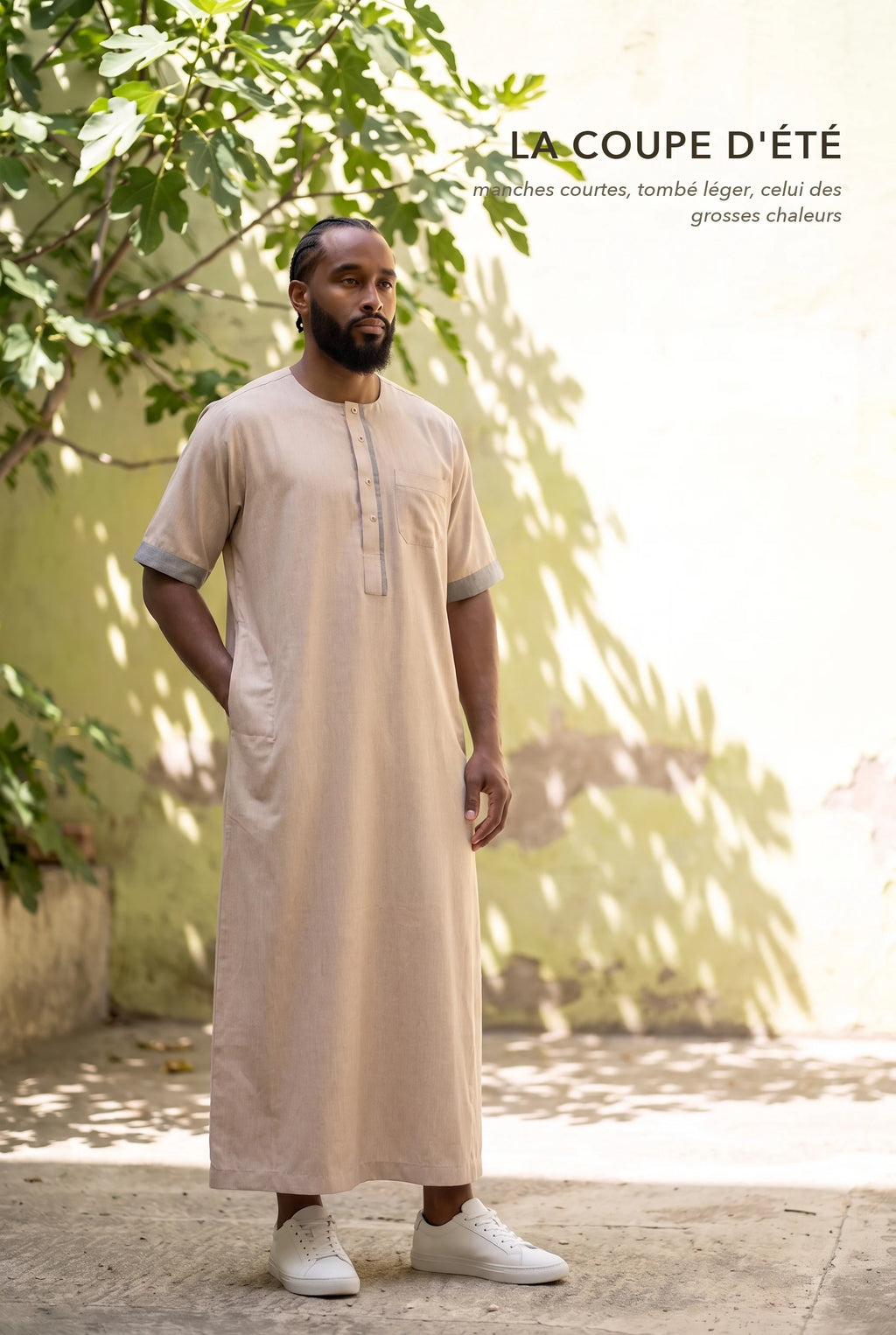 Qamis Issa beige porté dans une cour ensoleillée, la coupe d'été à manches courtes