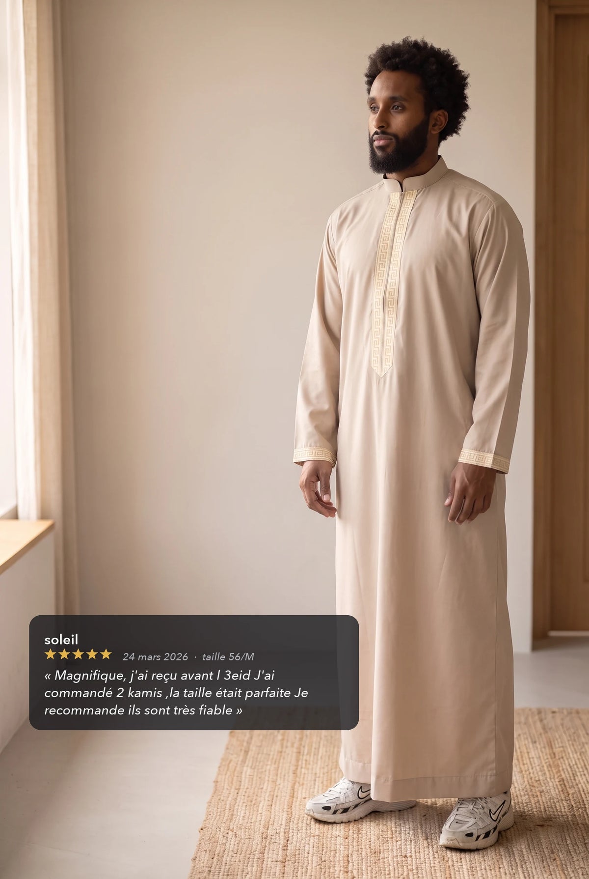 Qamis Mehdi beige porté en intérieur, avec l'avis cinq étoiles d'une cliente