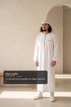 Qamis moderne blanc Harun porté en situation