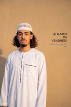 Le qamis Harun blanc comme tenue du vendredi