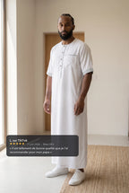 Qamis Issa blanc porté en intérieur, avec l'avis cinq étoiles d'un client