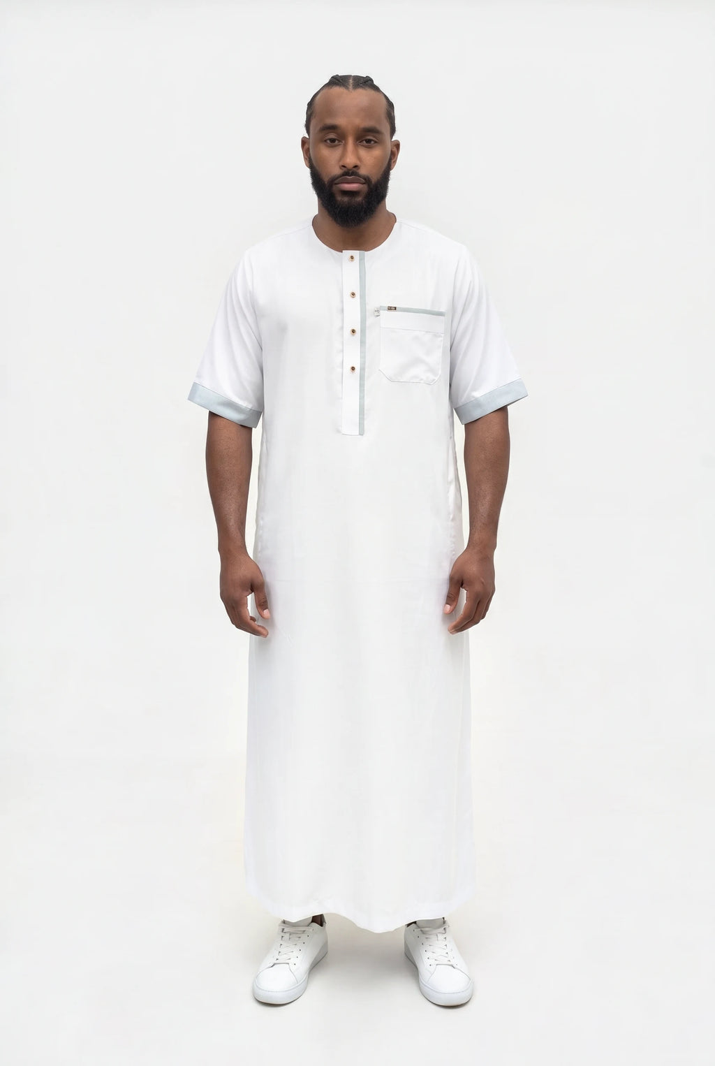Qamis moderne blanc Issa porté de face, manches courtes à revers et liseré gris sur la patte et la poche