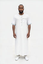 Qamis moderne blanc Issa porté de face, manches courtes à revers et liseré gris sur la patte et la poche