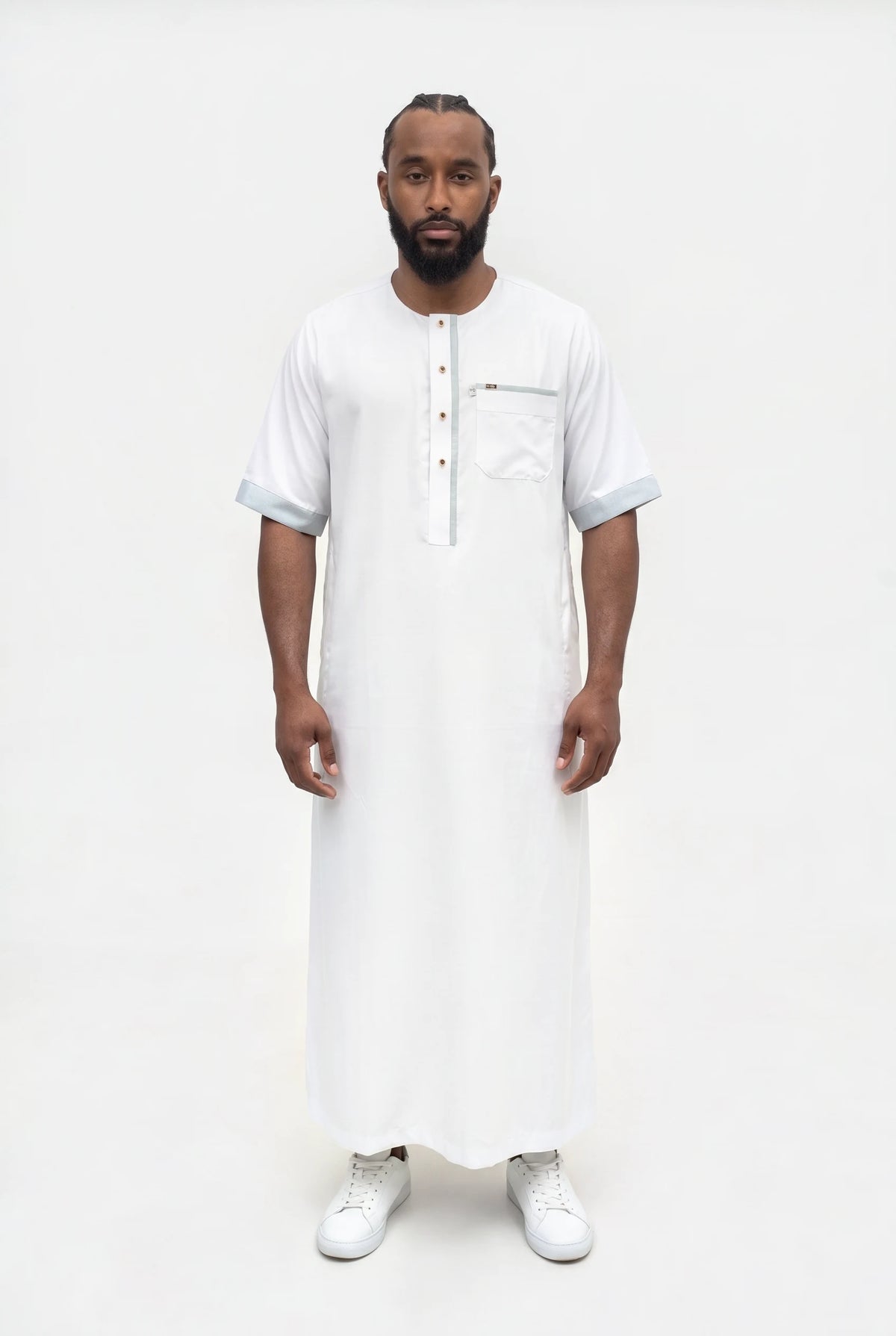 Qamis moderne blanc Issa porté de face, manches courtes à revers et liseré gris sur la patte et la poche
