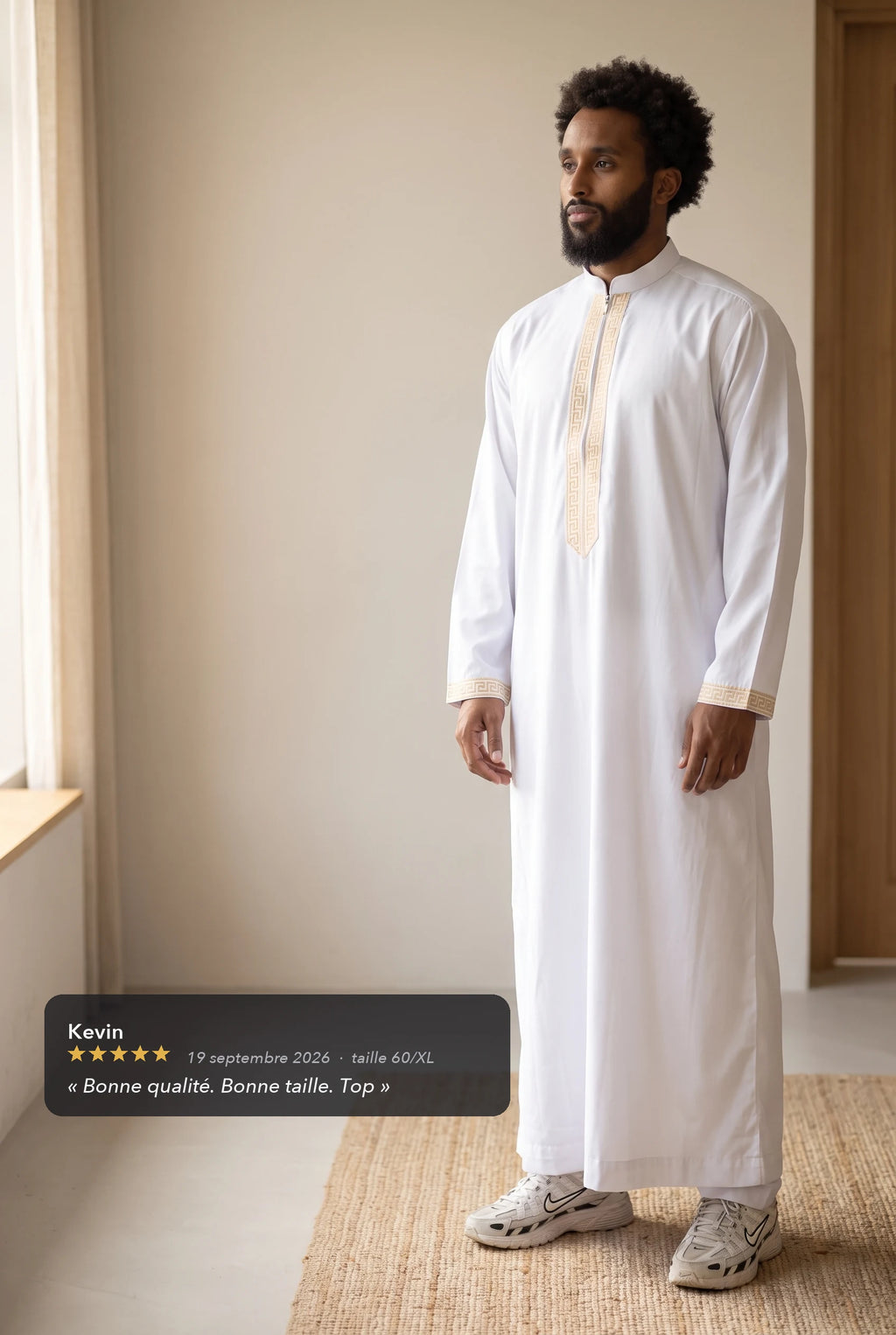 Qamis Mehdi blanc porté en intérieur, avec l'avis cinq étoiles d'un client