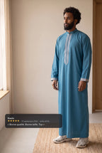Qamis Mehdi bleu canard porté en intérieur, avec l'avis cinq étoiles d'un client