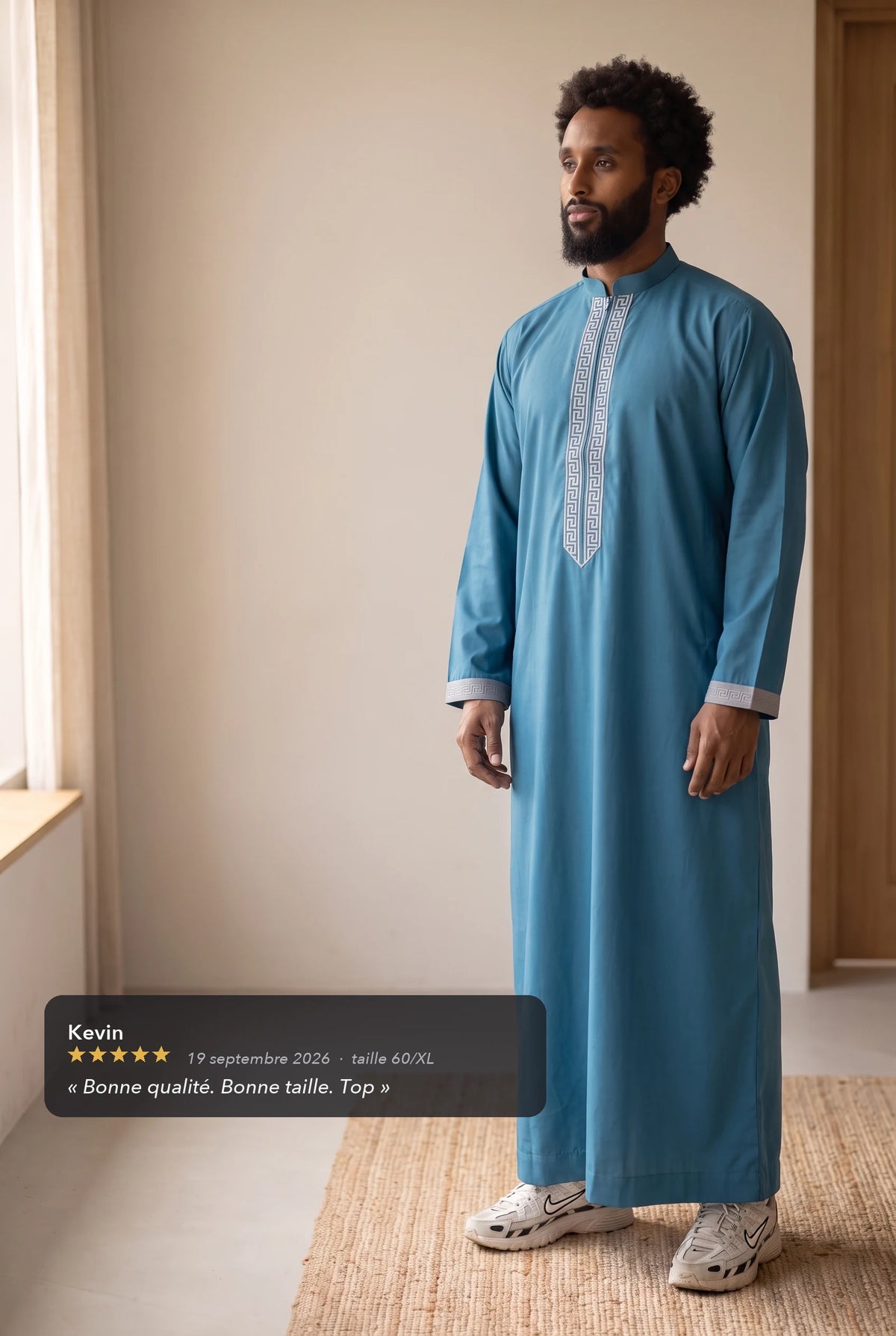 Qamis Mehdi bleu canard porté en intérieur, avec l'avis cinq étoiles d'un client