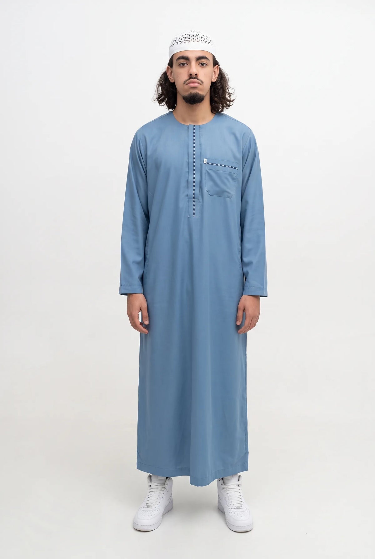 Qamis moderne bleu Harun porté, manches longues, vue de face