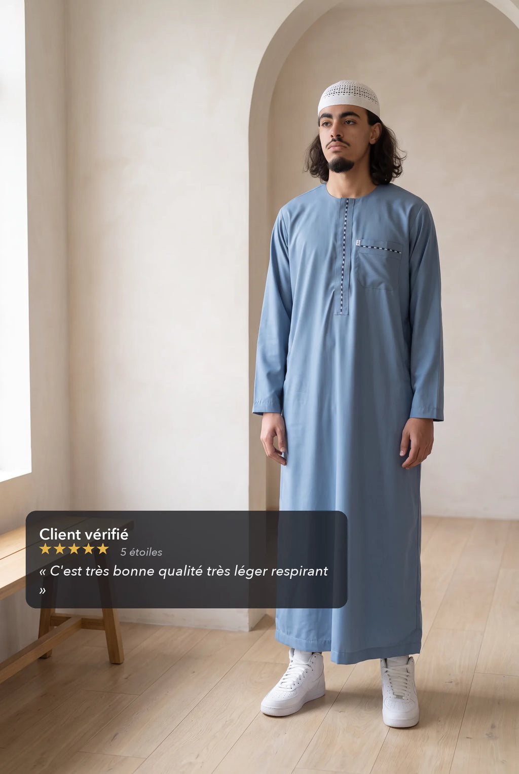 Qamis moderne bleu Harun porté en situation