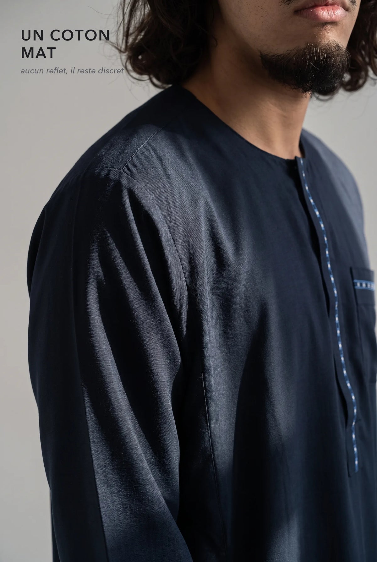 Le coton mat du qamis Harun bleu marine