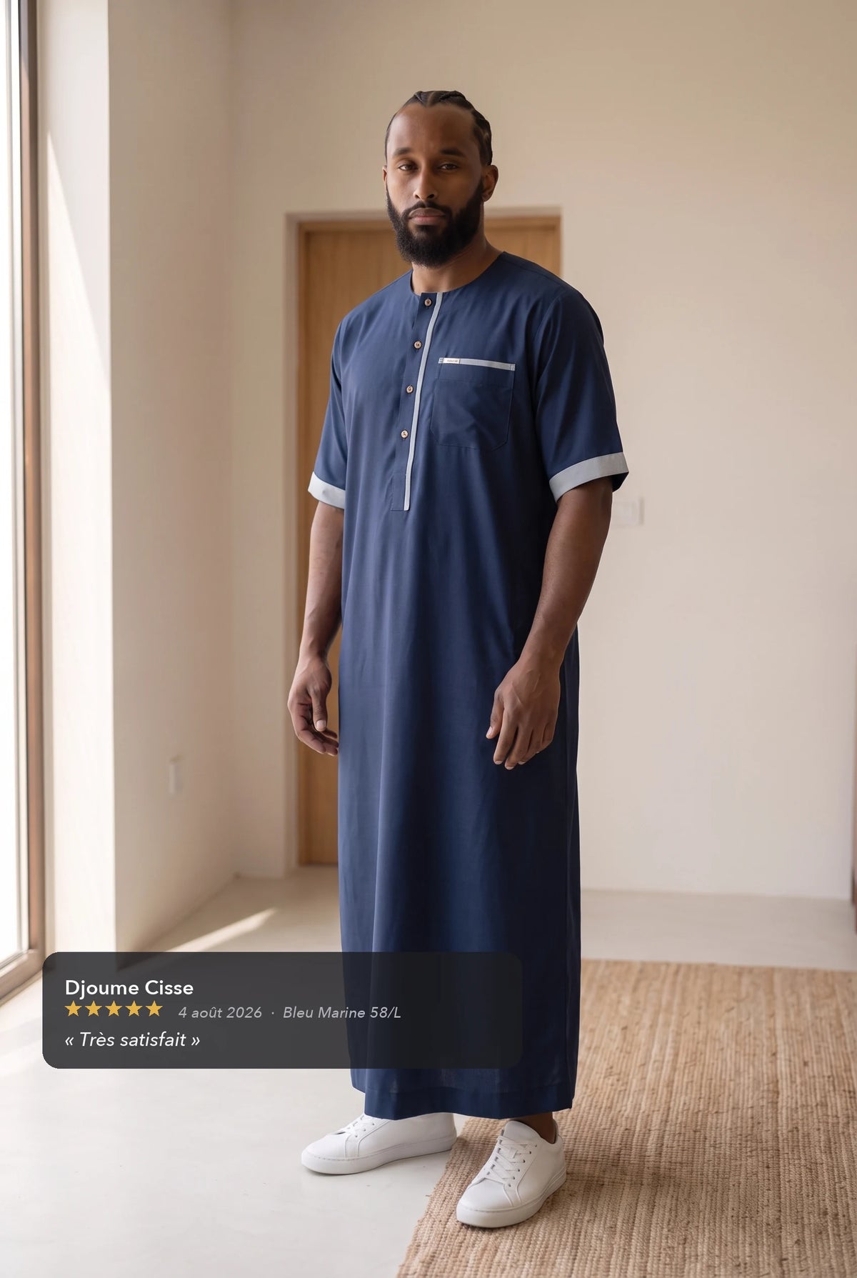Qamis Issa bleu marine porté en intérieur, avec l'avis cinq étoiles d'une cliente