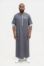 Qamis moderne bleu marine Issa porté de face, manches courtes à revers et liséré sur la patte et la poche