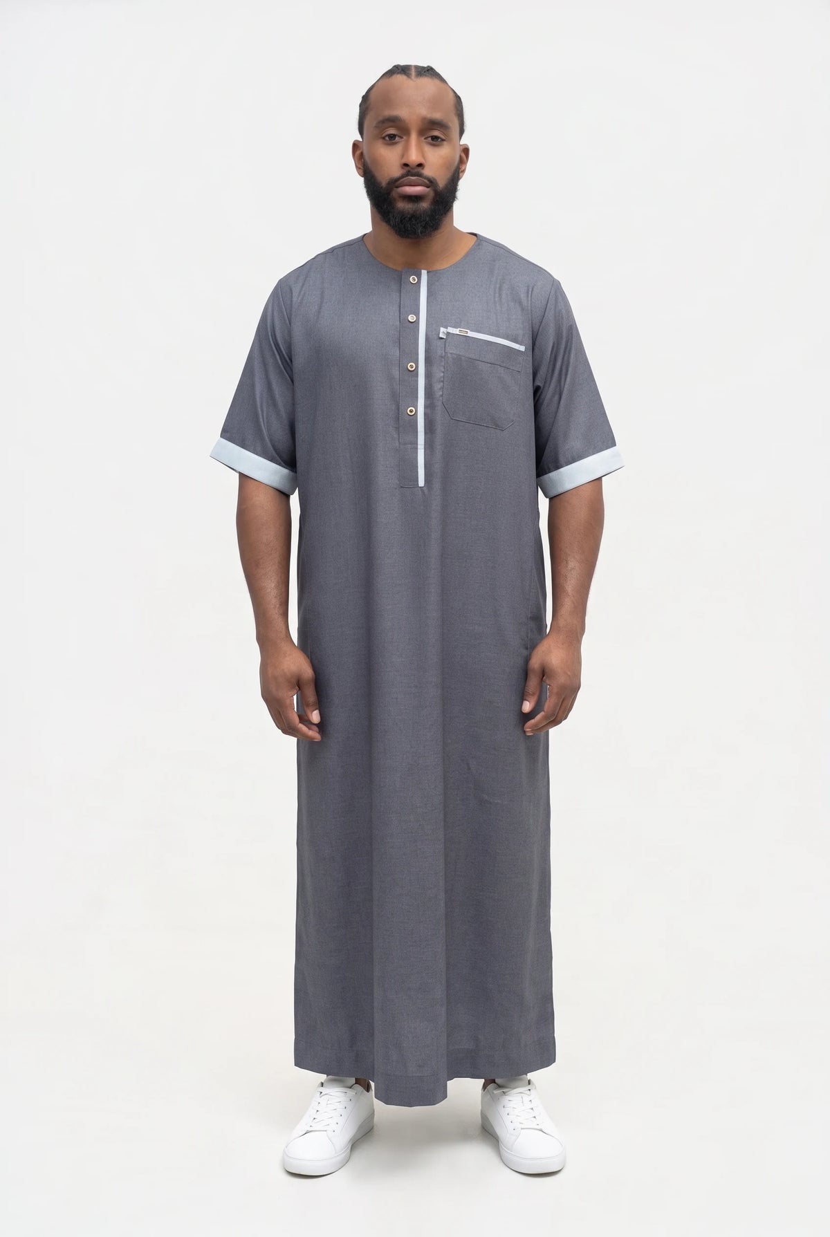 Qamis moderne bleu marine Issa porté de face, manches courtes à revers et liséré sur la patte et la poche