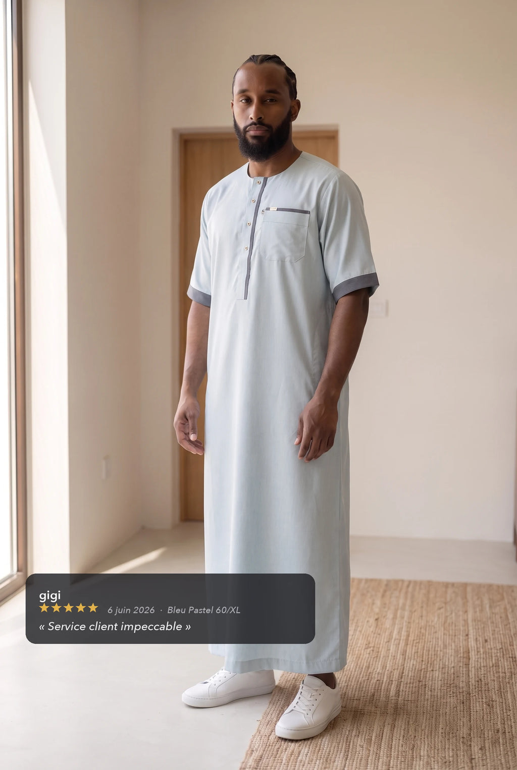 Qamis Issa bleu pastel porté en intérieur, avec l'avis cinq étoiles d'une cliente