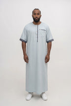 Qamis moderne bleu pastel Issa porté de face, manches courtes à revers et liséré sur la patte et la poche