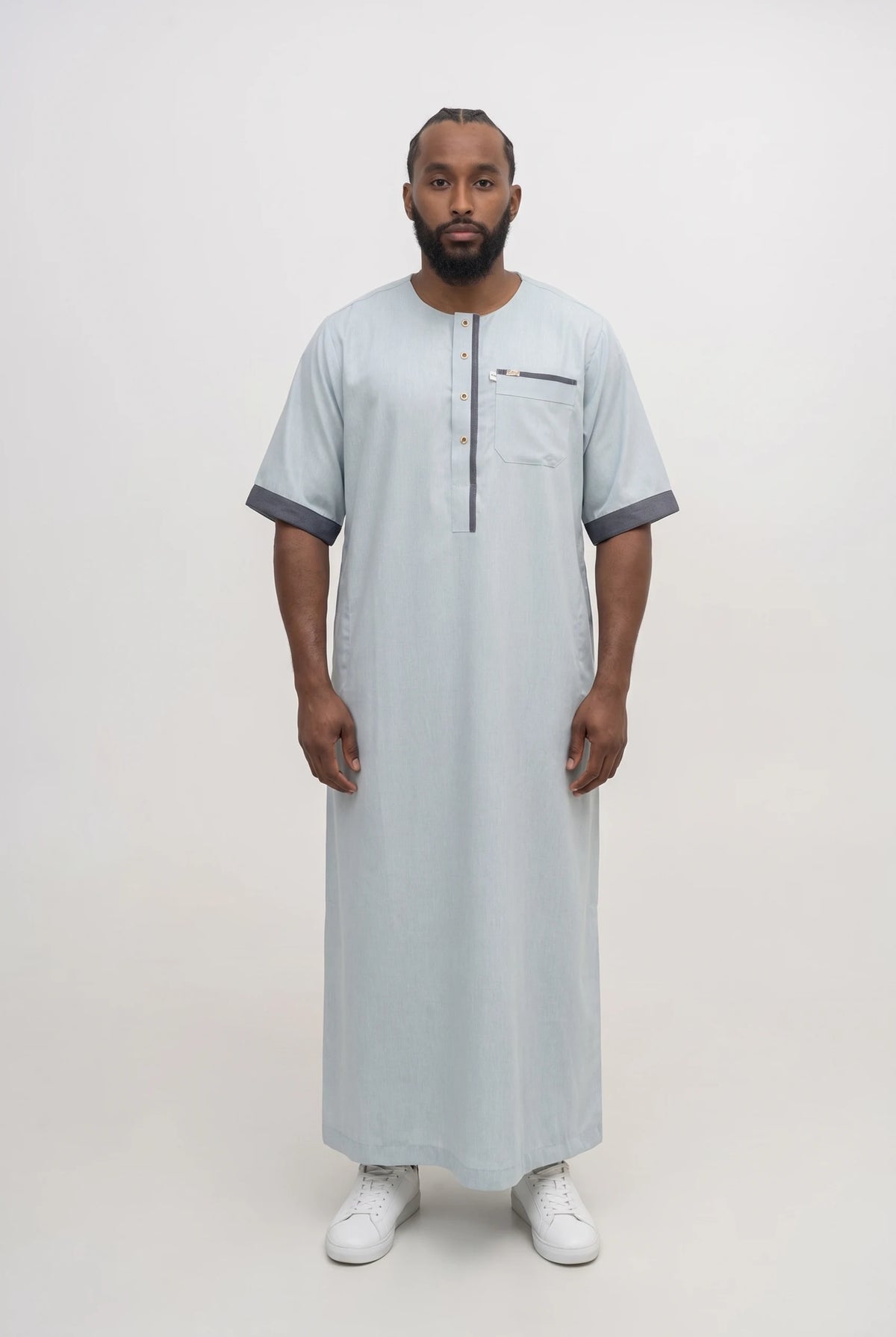 Qamis moderne bleu pastel Issa porté de face, manches courtes à revers et liséré sur la patte et la poche