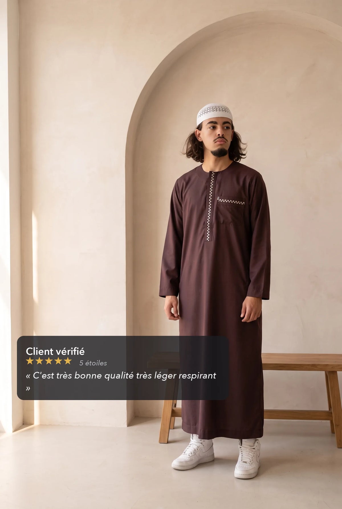 Qamis moderne bordeaux Harun porté en situation