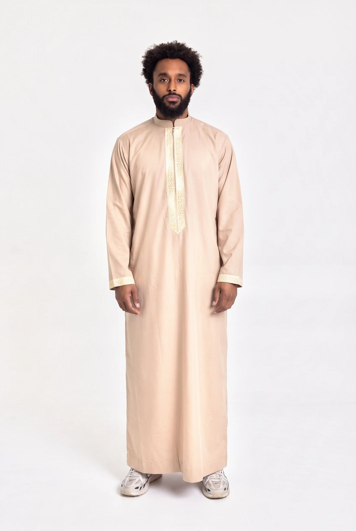Qamis moderne beige Mehdi porté de face, plastron brodé d'une grecque dorée et col mao