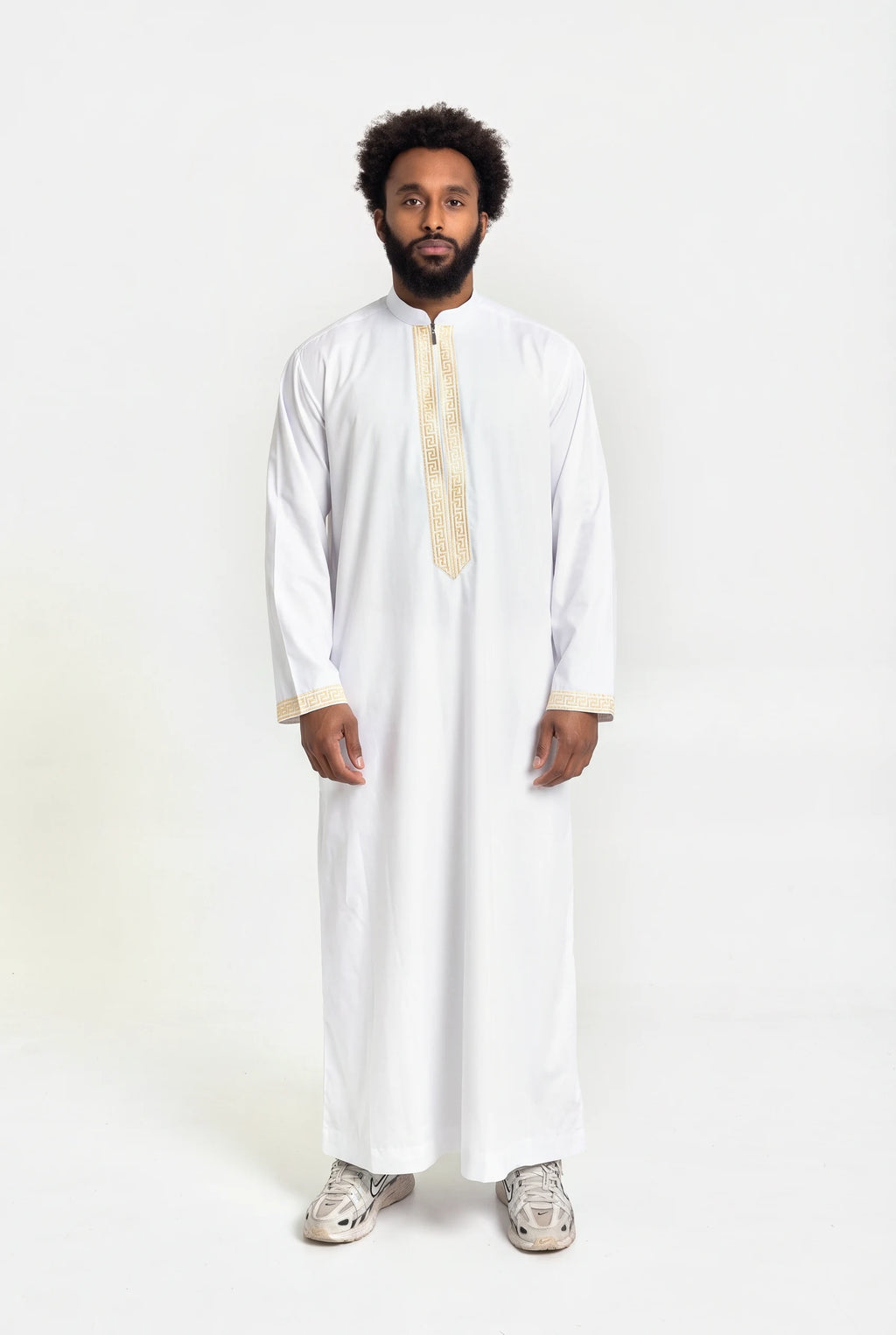 Qamis moderne blanc Mehdi porté de face, plastron brodé d'une grecque dorée et col mao