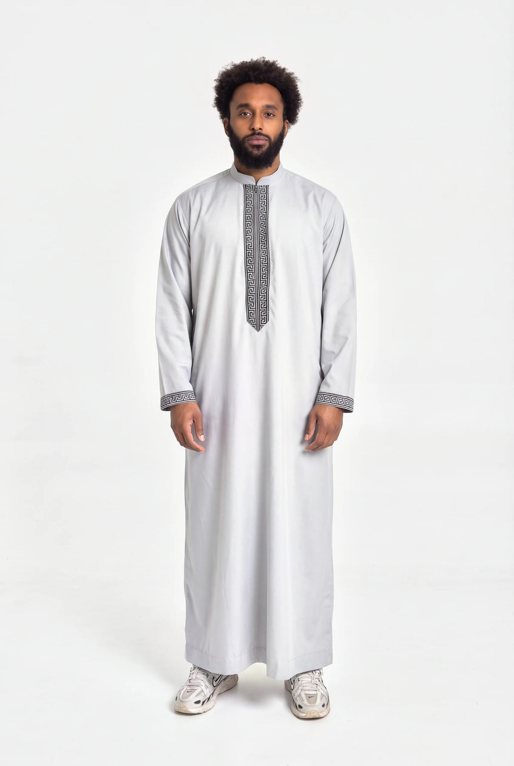 Qamis moderne gris Mehdi porté de face, plastron brodé d'une grecque noire et col mao