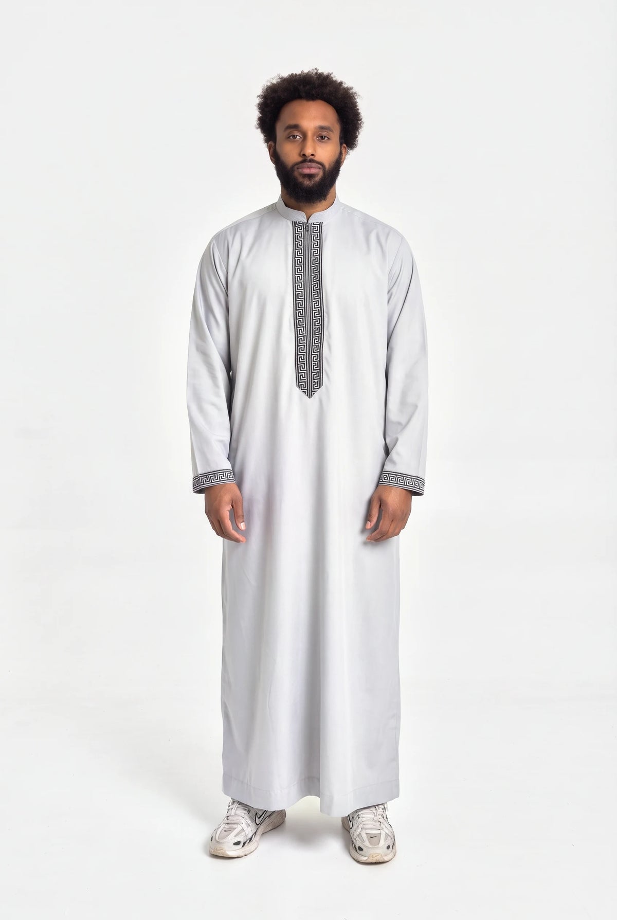 Qamis moderne gris Mehdi porté de face, plastron brodé d'une grecque noire et col mao