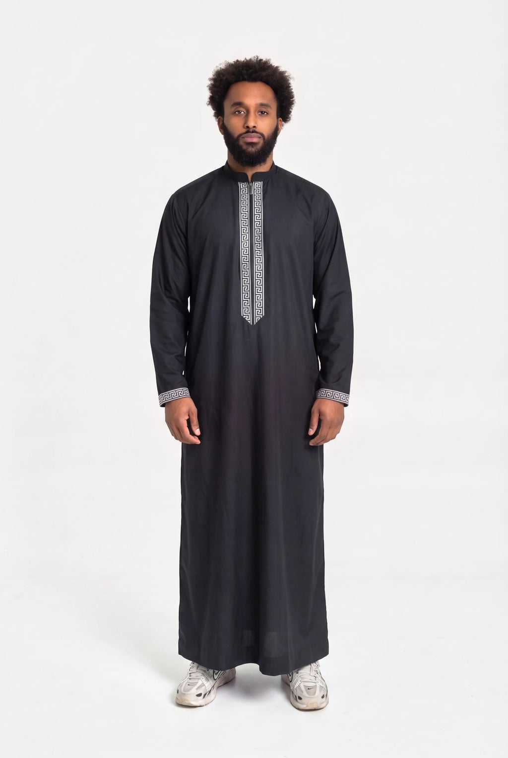 Qamis moderne noir Mehdi porté de face, plastron brodé d'une grecque argentée et col mao