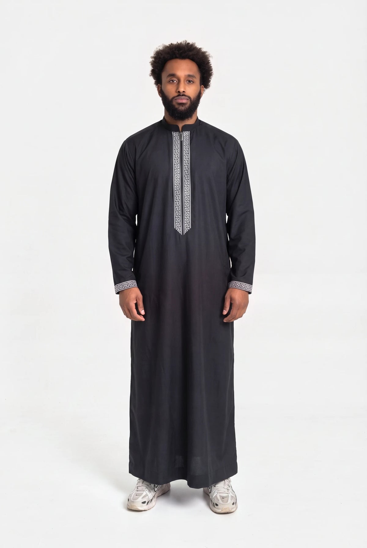 Qamis moderne noir Mehdi porté de face, plastron brodé d'une grecque argentée et col mao