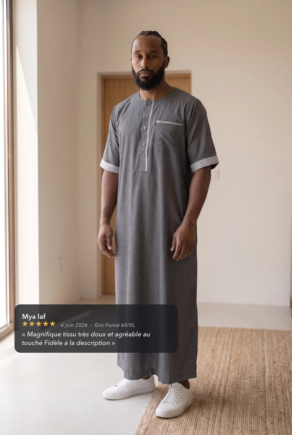 Qamis Issa gris foncé porté en intérieur, avec l'avis cinq étoiles d'une cliente