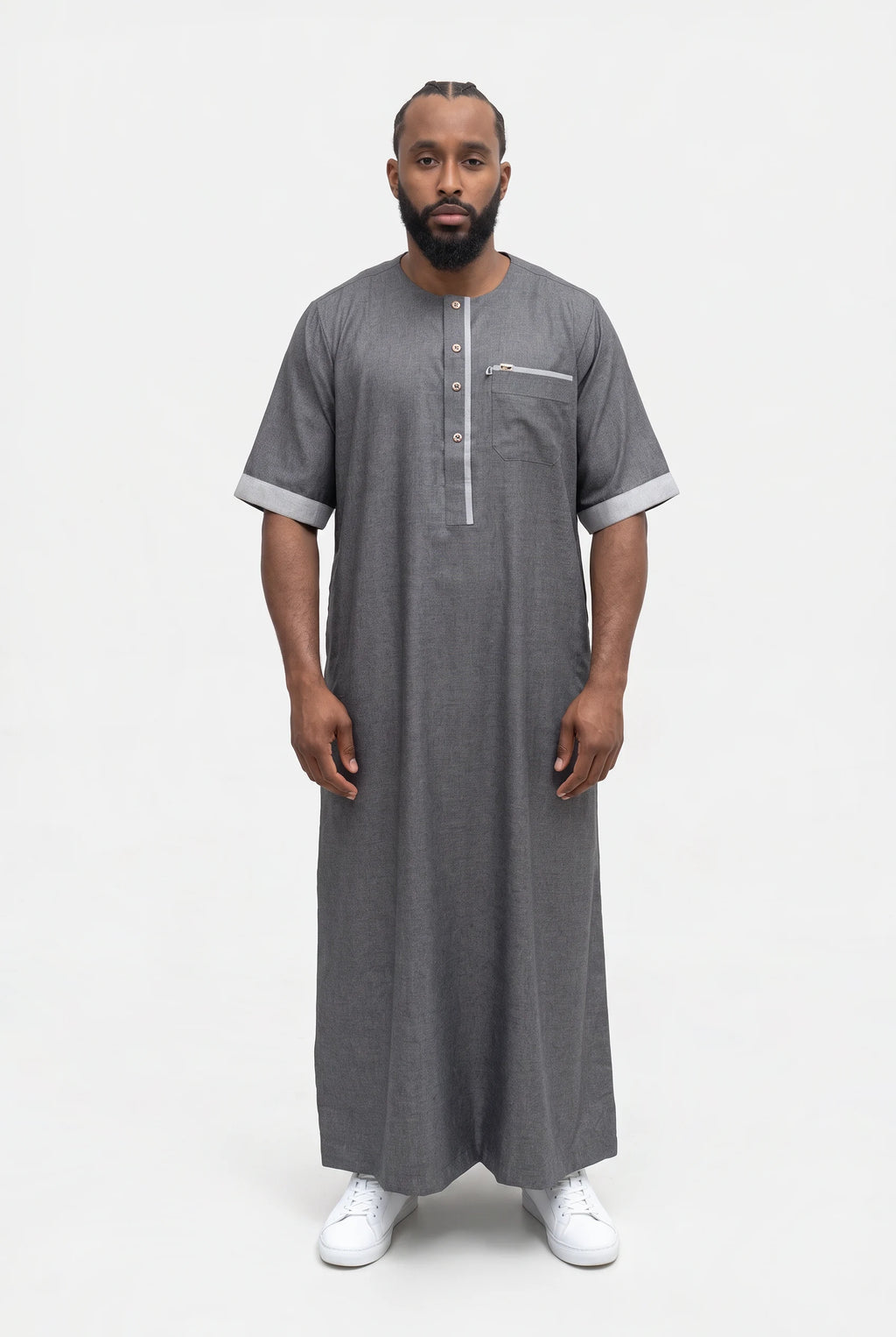 Qamis moderne gris foncé Issa porté de face, manches courtes à revers et liséré sur la patte et la poche
