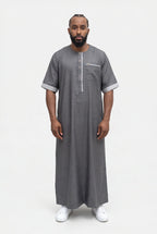 Qamis moderne gris foncé Issa porté de face, manches courtes à revers et liséré sur la patte et la poche