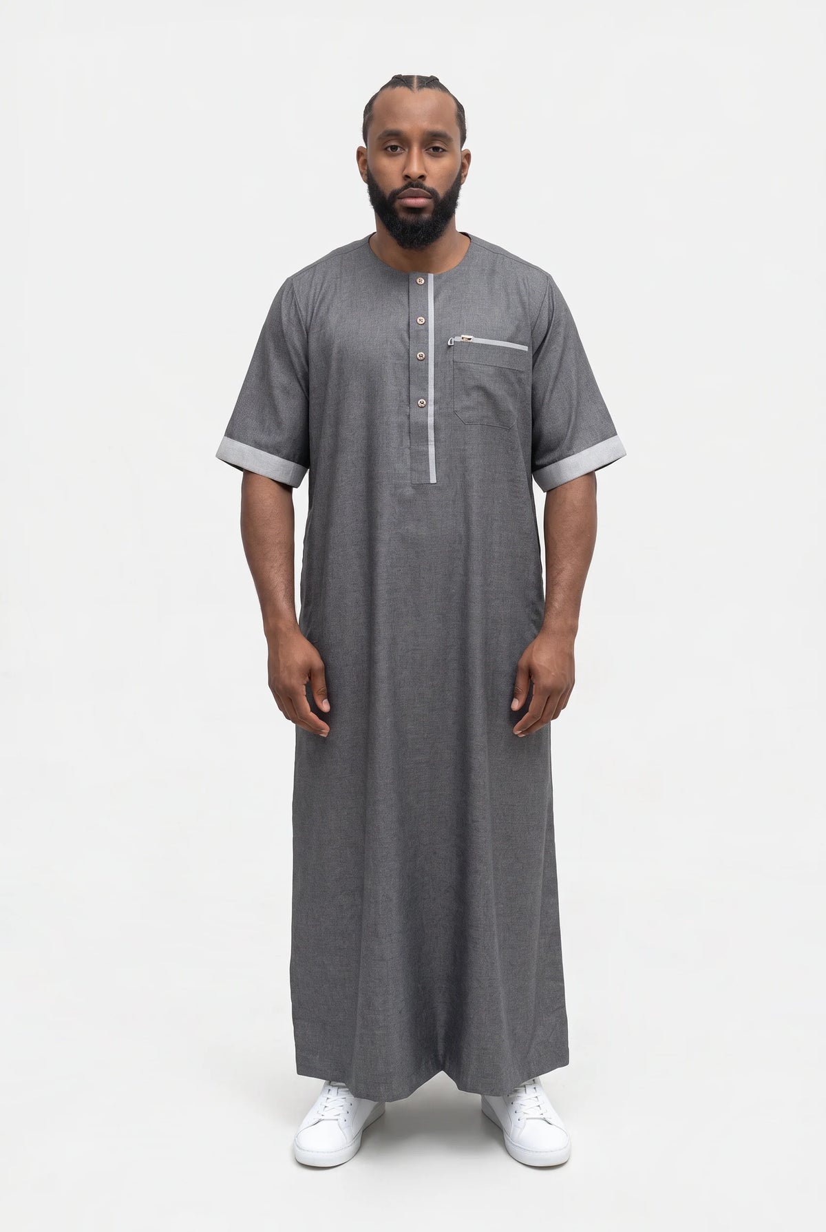 Qamis moderne gris foncé Issa porté de face, manches courtes à revers et liséré sur la patte et la poche