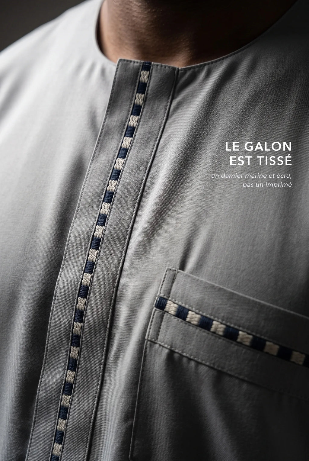 Galon tissé marine et écru du qamis Harun gris