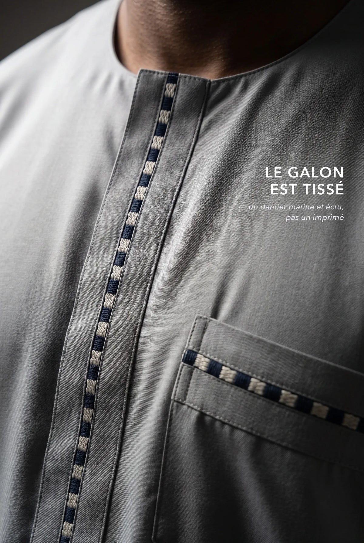 Galon tissé marine et écru du qamis Harun gris