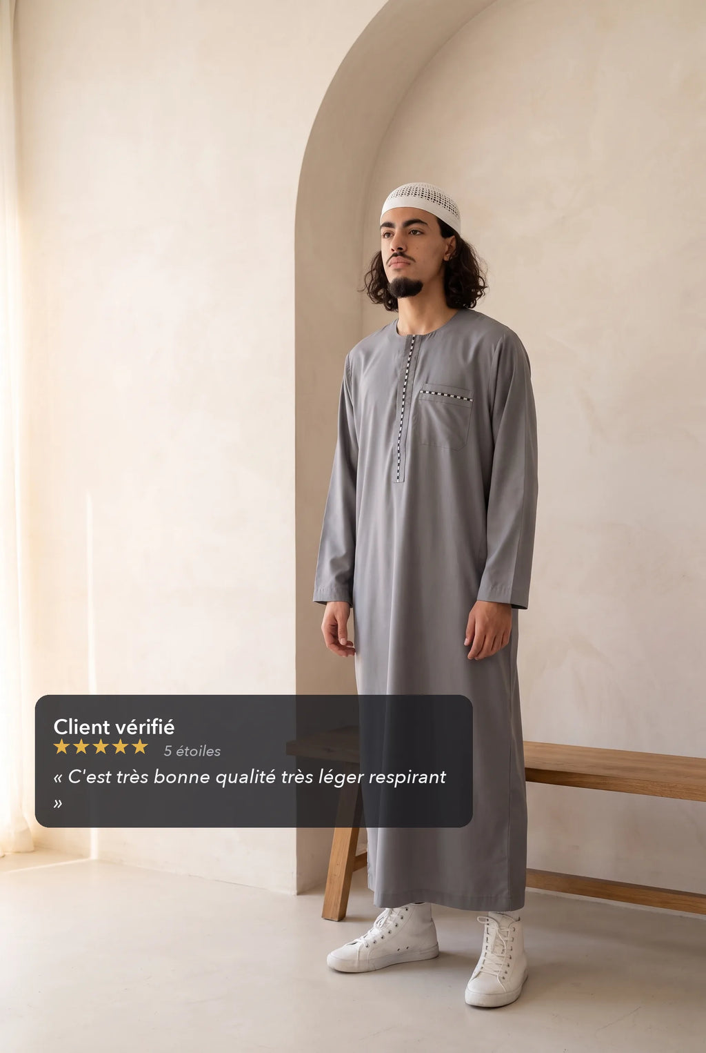 Qamis moderne gris Harun porté en situation