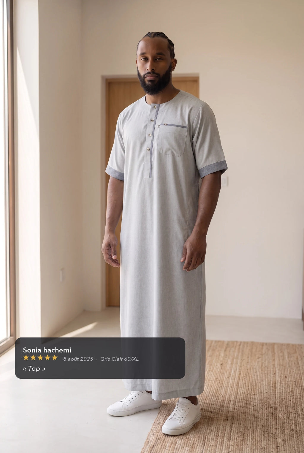 Qamis Issa gris porté en intérieur, avec l'avis cinq étoiles d'une cliente