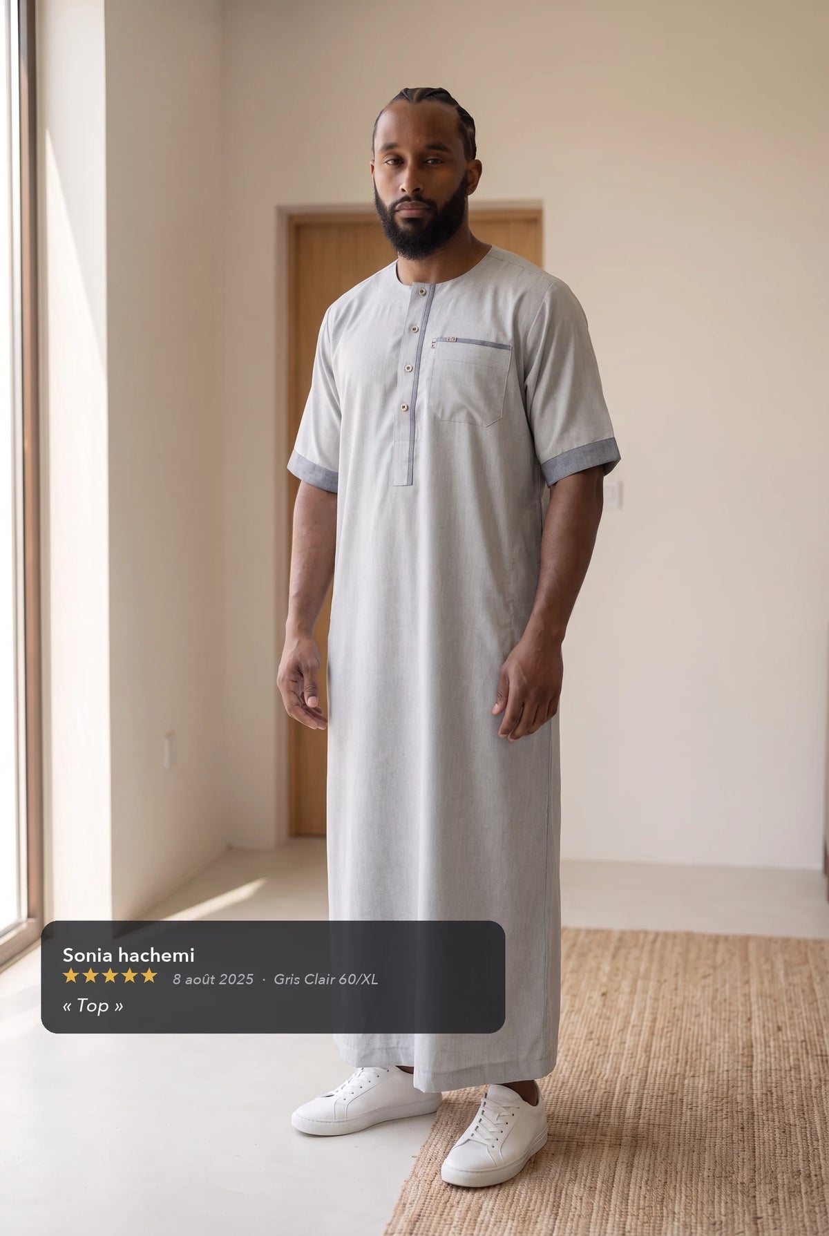 Qamis Issa gris porté en intérieur, avec l'avis cinq étoiles d'une cliente