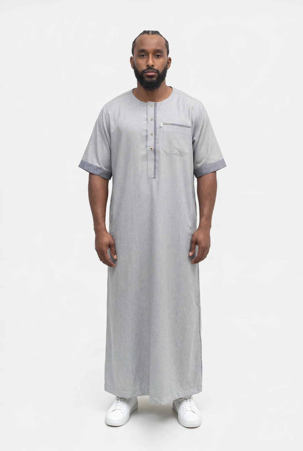 Qamis moderne gris Issa porté de face, manches courtes à revers et liséré sur la patte et la poche