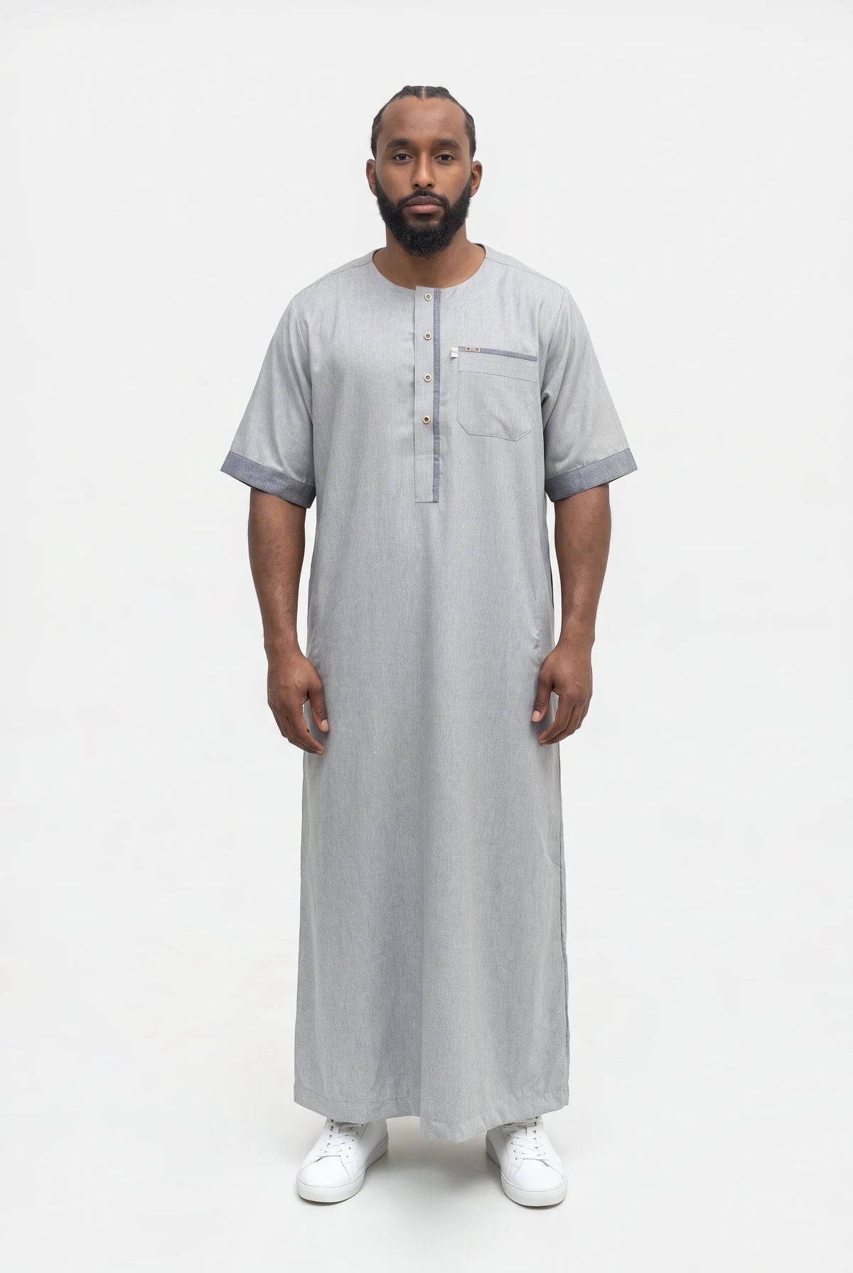Qamis moderne gris Issa porté de face, manches courtes à revers et liséré sur la patte et la poche